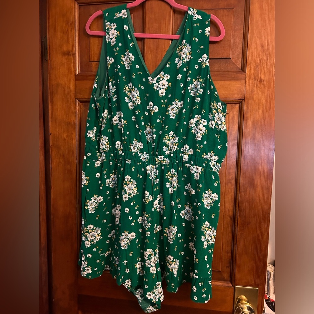 LOFT brand 18 plus size green blue floral shorts romper. Sleeveless.  Cute!